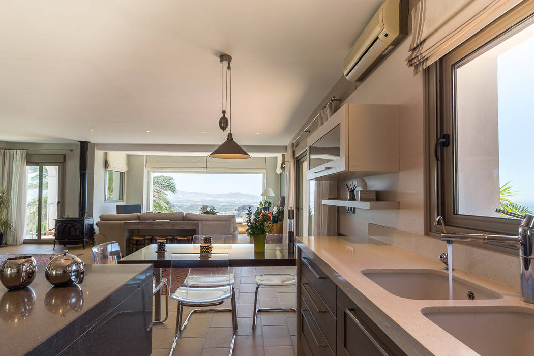 Cocina Home & Haus | Home Staging & Fotografía Cocinas de estilo mediterráneo homestaging,fotografía,islas de cocina,espacios abiertos,barra,vistas,azul