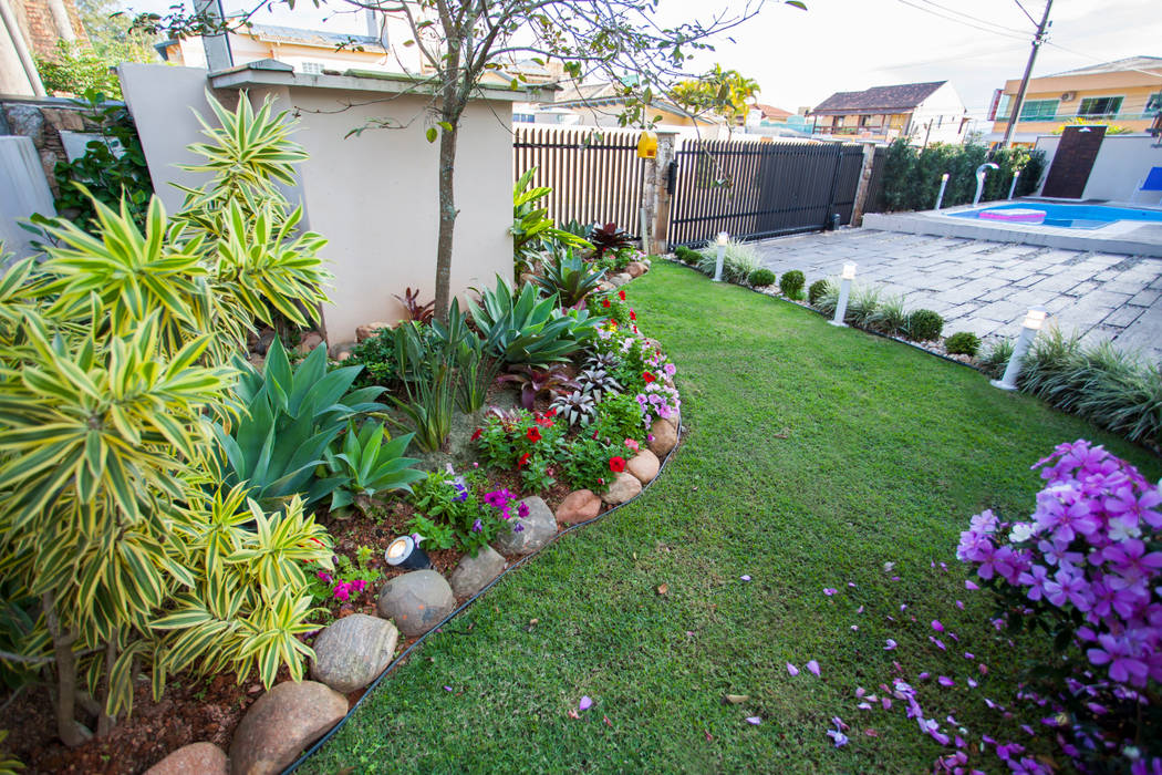 homify Jardines en la fachada