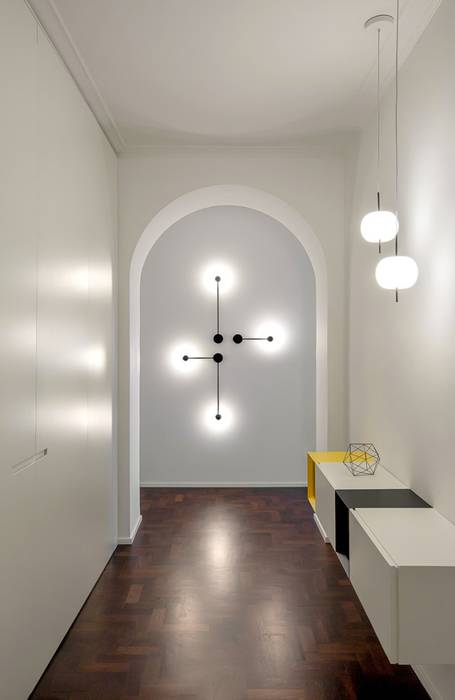 L'ingresso dell'appartamento Paola Maré Interior Designer Ingresso, Corridoio & Scale in stile moderno Legno Effetto legno lampada,lampada a muro,ingresso,corridoio