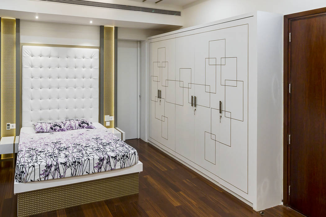 Wardrobe homify Modern dressing room