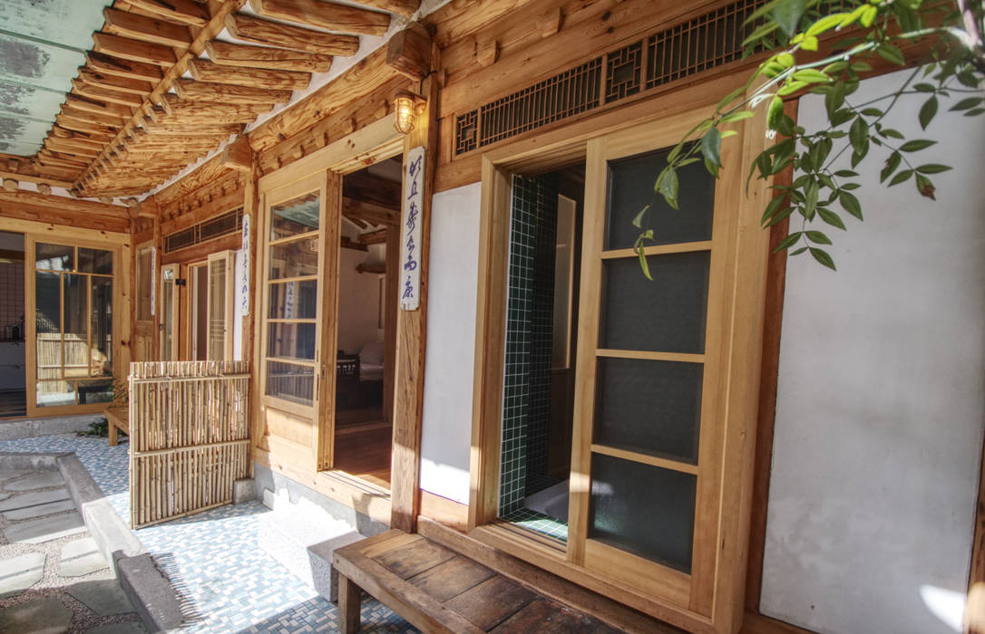 'Hyehwa1938' - korean modern traditional house, 참우리건축 참우리건축 Asian style doors