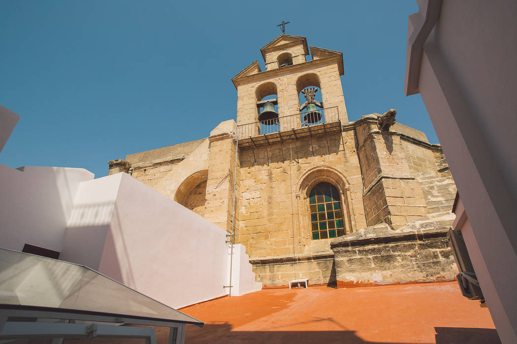 Iglesia San Dionisio, MALBArquitectos MALBArquitectos Terrazas en el techo