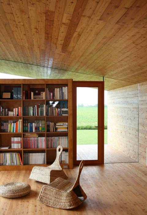 Vista interna verso Sud Massimo Berto Architetto Studio minimalista Legno massello Variopinto libreria,pannelli in compensa,pannelli in legno,pavimento in larice