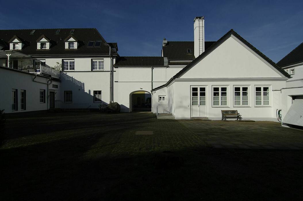 Monheim, Sanierung historischer Bausubstanz schüller.innenarchitektur Einfamilienhaus Ziegel Sanierung,sanierte Badehalle,Garten,Plattierung,Aussenansicht,Düsseldorf,Monheim,Monheim am Rhein,Leverkusen,Innenarchitekt,Architekt,Modernisierung,Umbau