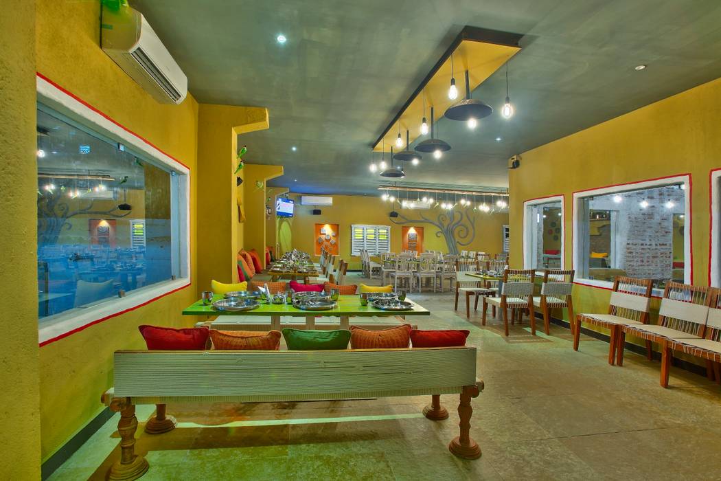 Restaurant, Hitec City, Saloni Narayankar Interiors Saloni Narayankar Interiors Powierzchnie handlowe Bary i kluby