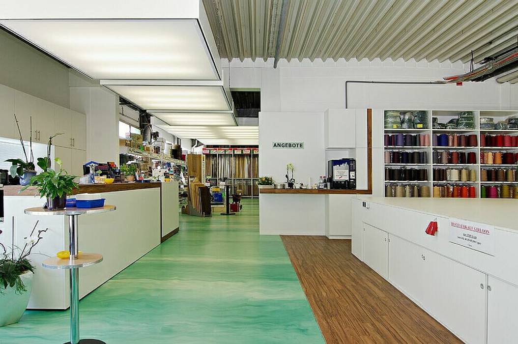 Gestalterische Unternehmenserweiterung schüller.innenarchitektur Moderne Arbeitszimmer Gummi Geschäftsräume & Stores,Verkaufstheke,Theke,Epoxid,Epoxidharz,Werkstatt,Verkauf,Möbelbau,Ladenbau,Architekt,Innenarchitekt,Umbau,Sanierung,Modernisierung,Düsseldorf