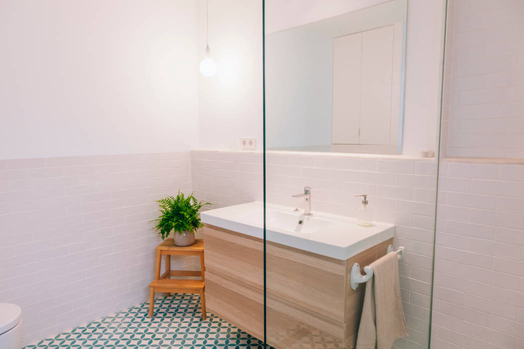 Baño Oslätt Baños de estilo minimalista Grifo,Propiedad,Arreglo de tubería,Hundir,Mueble de baño,Planta,Edificio,Lavabo del baño,Madera,Diseño de interiores