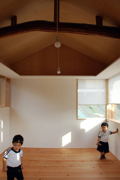 児島の小さなアトリエ Tiny atelier, 丸菱建築計画事務所 MALUBISHI ARCHITECTS 丸菱建築計画事務所 MALUBISHI ARCHITECTS Dinding & Lantai Modern Kayu Wood effect