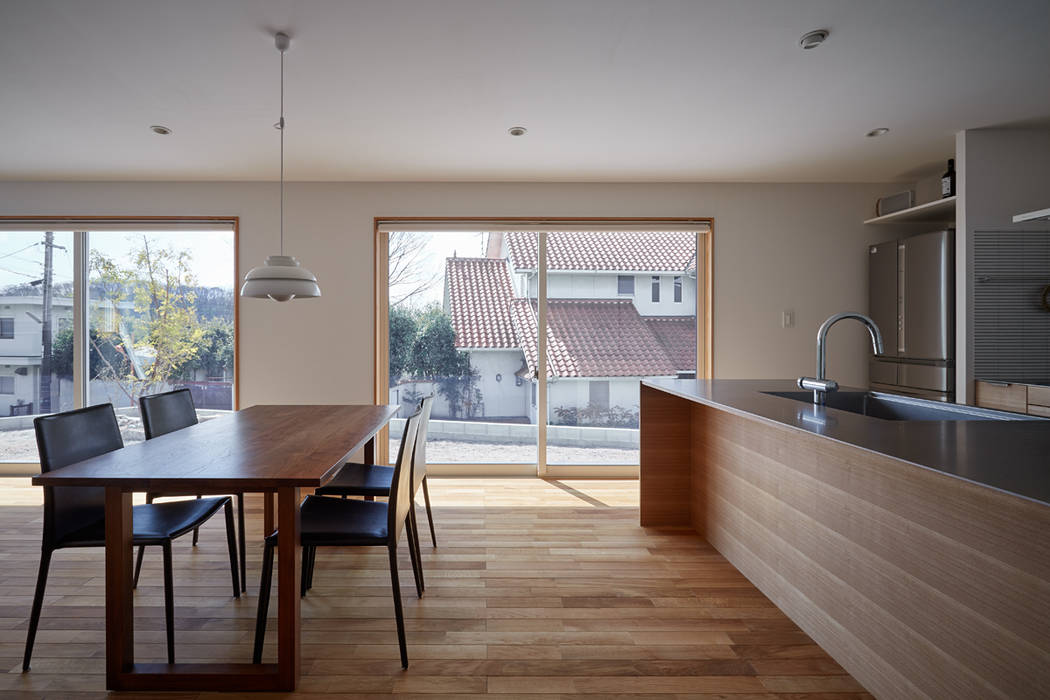 高台に建つ家, toki Architect design office toki Architect design office Modern dining room Wood Wood effect