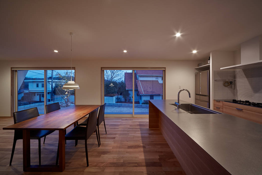 高台に建つ家, toki Architect design office toki Architect design office Modern Dining Room Wood Wood effect