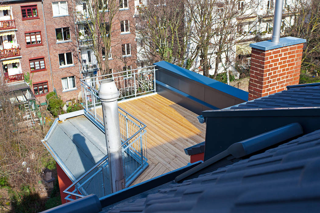 Blick auf die Terrasse vom Spitzboden aus blunk + partner architekten Minimalistischer Balkon, Veranda & Terrasse