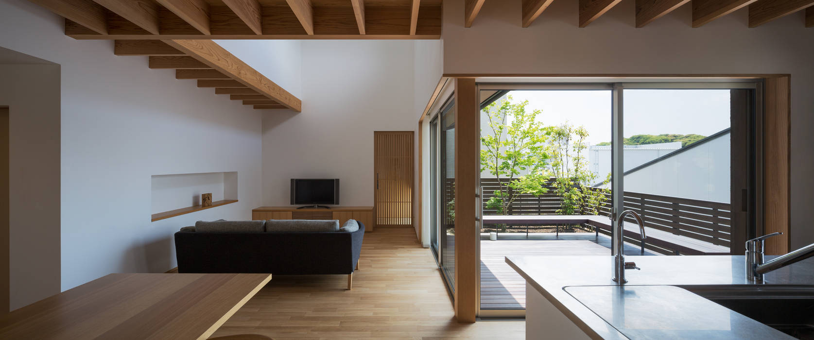 福津の家, 柳瀬真澄建築設計工房 Masumi Yanase Architect Office 柳瀬真澄建築設計工房 Masumi Yanase Architect Office モダンデザインの リビング 財産,建物,ソファー,木,テーブル,シェード,リビングルーム,建築,ホール,快適