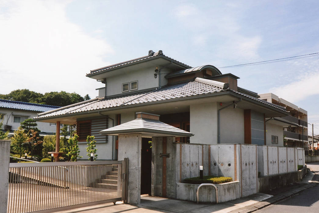 シニア世代の建て替え：終の住処（和風）, （株）独楽蔵 KOMAGURA （株）独楽蔵 KOMAGURA オリジナルな 家 雲,空,建物,窓,植物,ドア,木,フェンス,家,ファサード