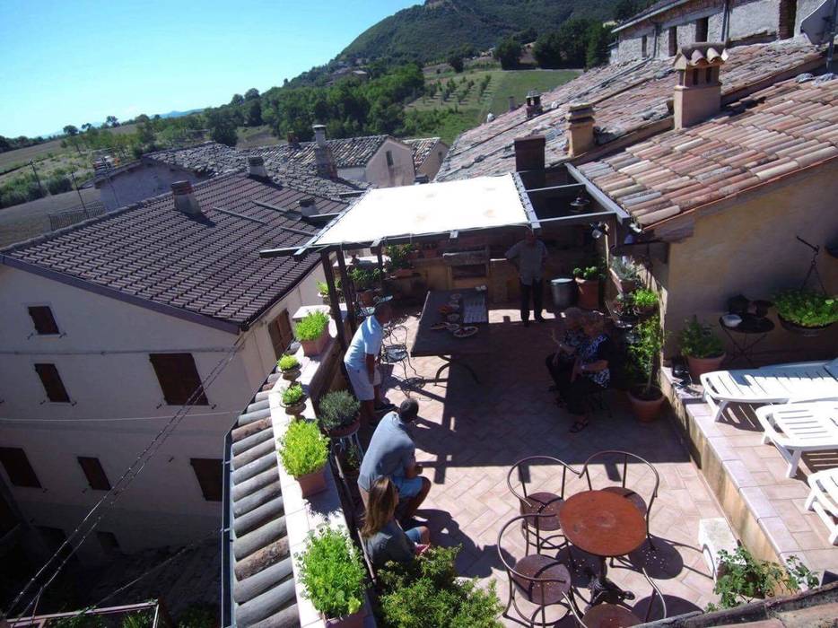 Dettagli di una casa di campagna, Au dehors Studio. Architettura del Paesaggio Au dehors Studio. Architettura del Paesaggio Rustikaler Balkon, Veranda & Terrasse