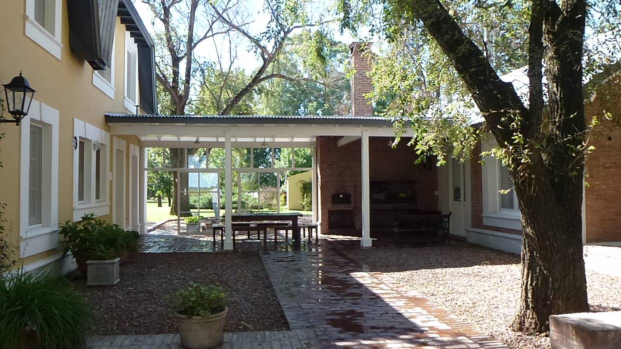 Remodelación y Ampliación de Casa de Campo en Buenos Aires por Estudio Dillon Terzaghi Arquitectura, Estudio Dillon Terzaghi Arquitectura - Pilar Estudio Dillon Terzaghi Arquitectura - Pilar Classic style conservatory Bricks