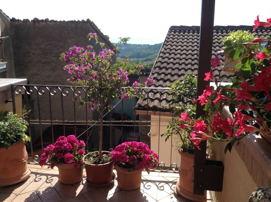 Dettagli di una casa di campagna, Au dehors Studio. Architettura del Paesaggio Au dehors Studio. Architettura del Paesaggio Rustikaler Balkon, Veranda & Terrasse