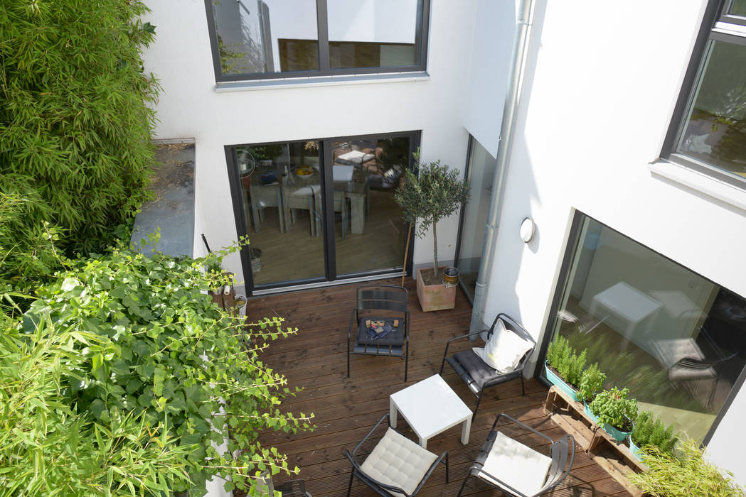 Versteckte terrasse moderner balkon, veranda & terrasse von grotegut