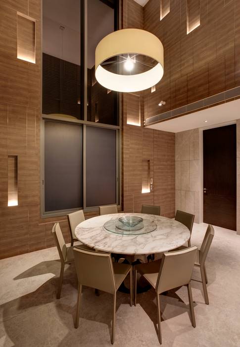 Vertical and Horizontal Feature Wall Apartment at Leedon Residence, Lim Ai Tiong (LATO) Architects Lim Ai Tiong (LATO) Architects Modern dining room