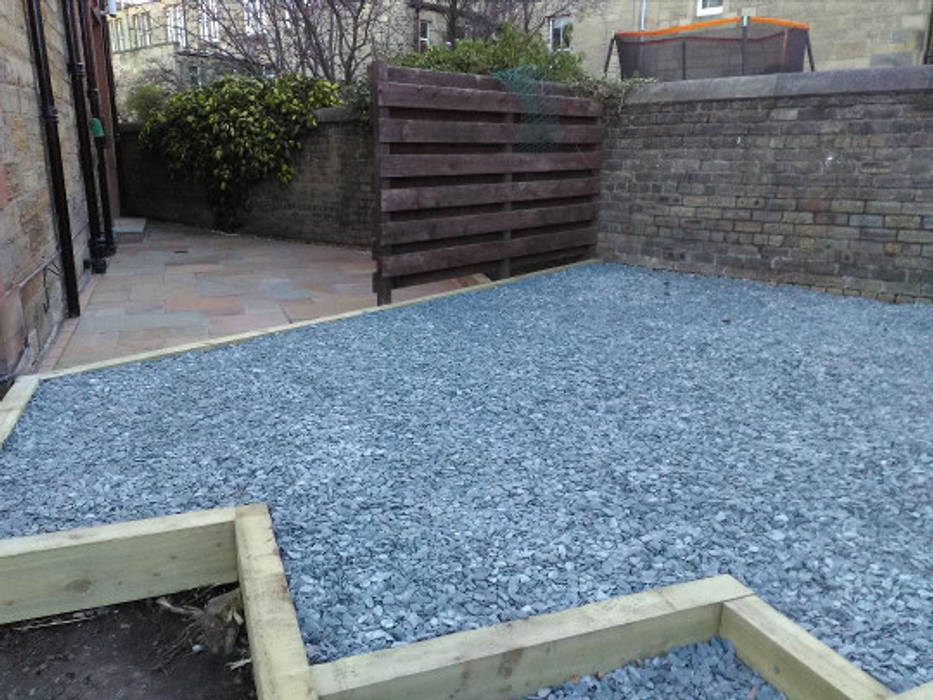 slate patio bordered with wooden sleepers Colinton Gardening Services - garden landscaping for Edinburgh Ön avlu