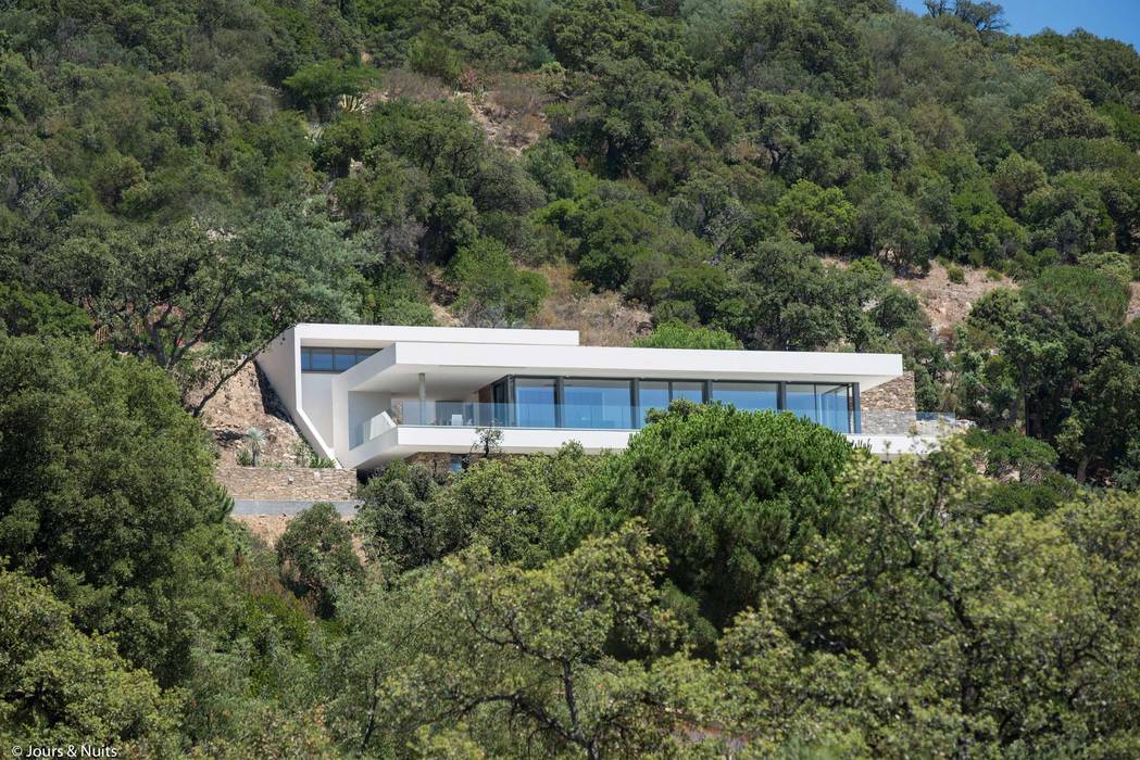 Intégration , vue de loin . Raphaël Henry-Biabaud Villa Béton armé Maison bord de mer,moderne,nature,colline,pente,integration