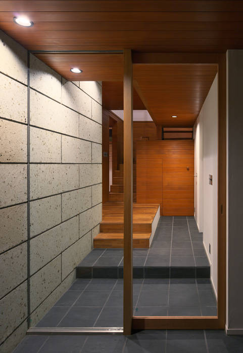 CASA Mi家, かんばら設計室 かんばら設計室 モダンスタイルの 玄関&廊下&階段 石