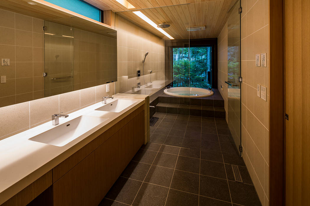 軽井沢の別荘（SIM邸）, アトリエ慶野正司 ATELIER KEINO SHOJI ARCHITECTS アトリエ慶野正司 ATELIER KEINO SHOJI ARCHITECTS Eclectic style bathroom Tiles