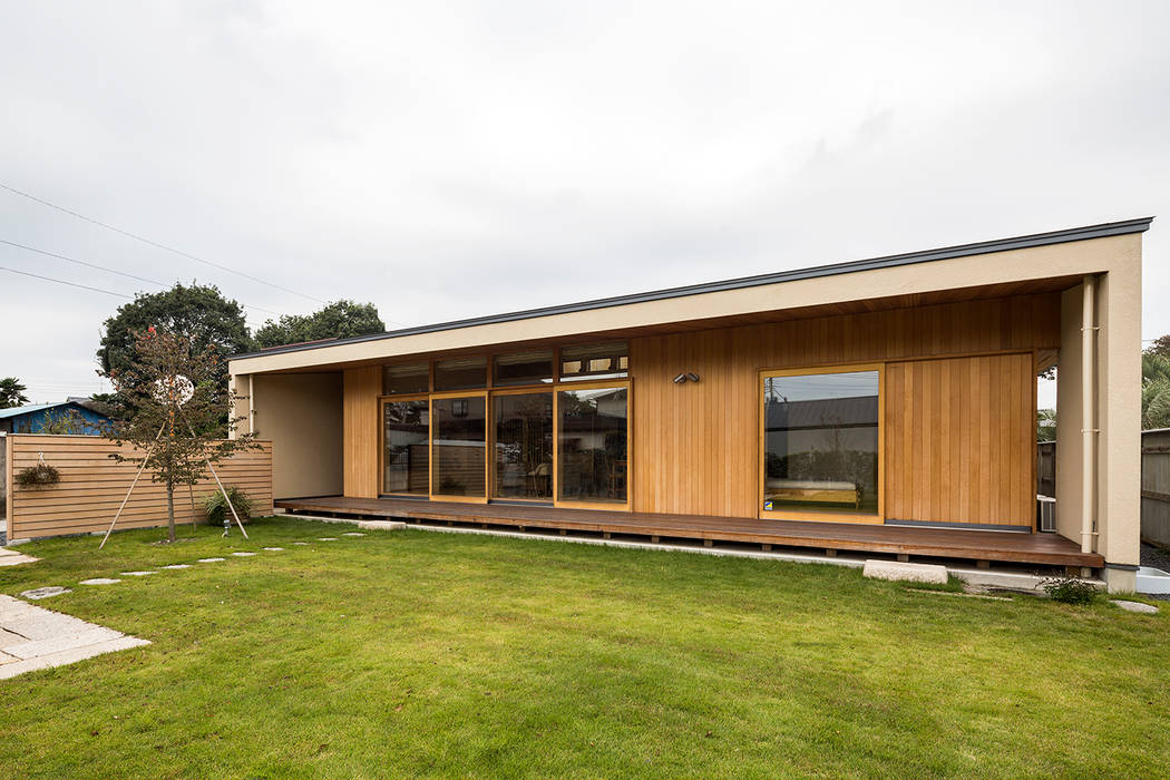 おおらかな方流れ屋根の家, アトリエ慶野正司 ATELIER KEINO SHOJI ARCHITECTS アトリエ慶野正司 ATELIER KEINO SHOJI ARCHITECTS برجولا جانبية