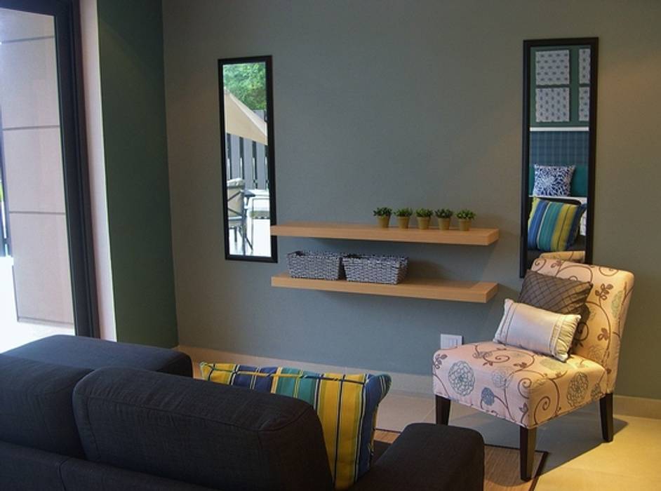 The Perfect Studio Apartment - Designer-Look ​Under $4000 Dollars ​(2014), James Grey Interiors James Grey Interiors Escaleras