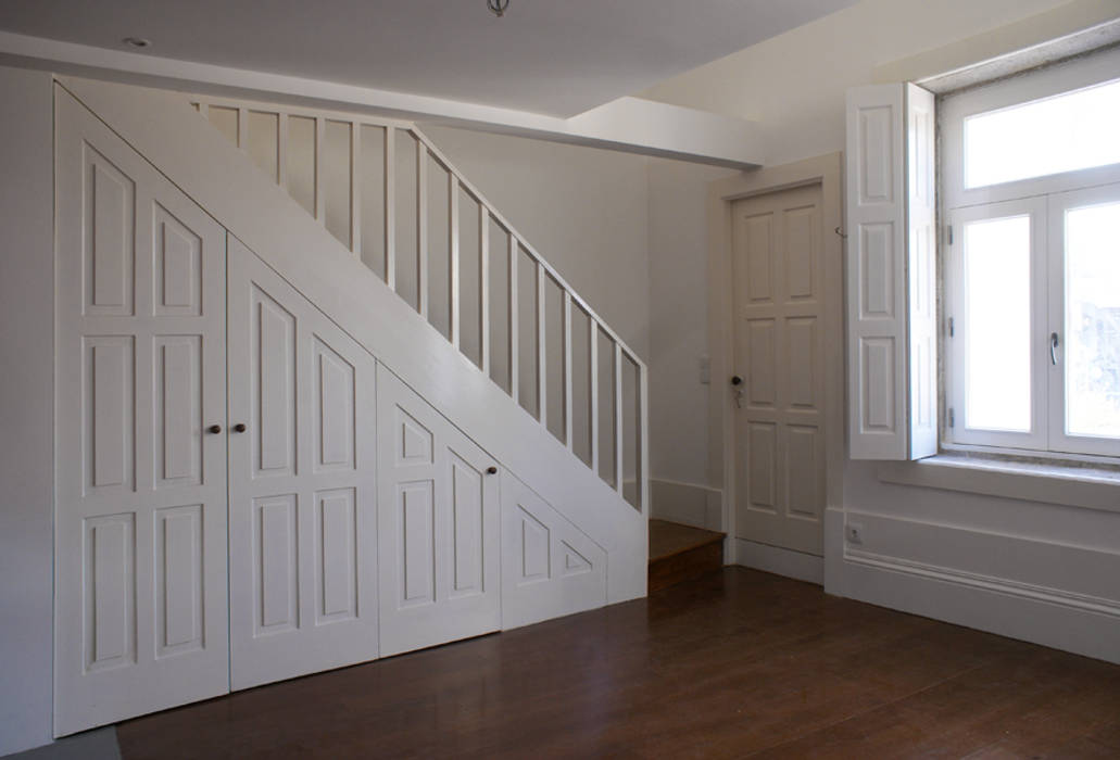 Armário para arrunos sob escadas de acesso ao quarto José Melo Ferreira, Arquitecto Salas de jantar clássicas Madeira Acabamento em madeira armário sob a escada,armário despensa,armário em madeira,portas almofadas,carpintaria pintada,soalho envernizado,janelas em madeira,portadas interiores,portadas almofadadas