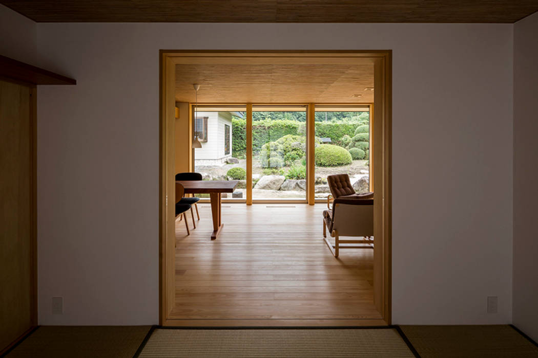 黒羽・継ぎの家, 中山大輔建築設計事務所/Nakayama Architects 中山大輔建築設計事務所/Nakayama Architects Salas multimedia de estilo ecléctico