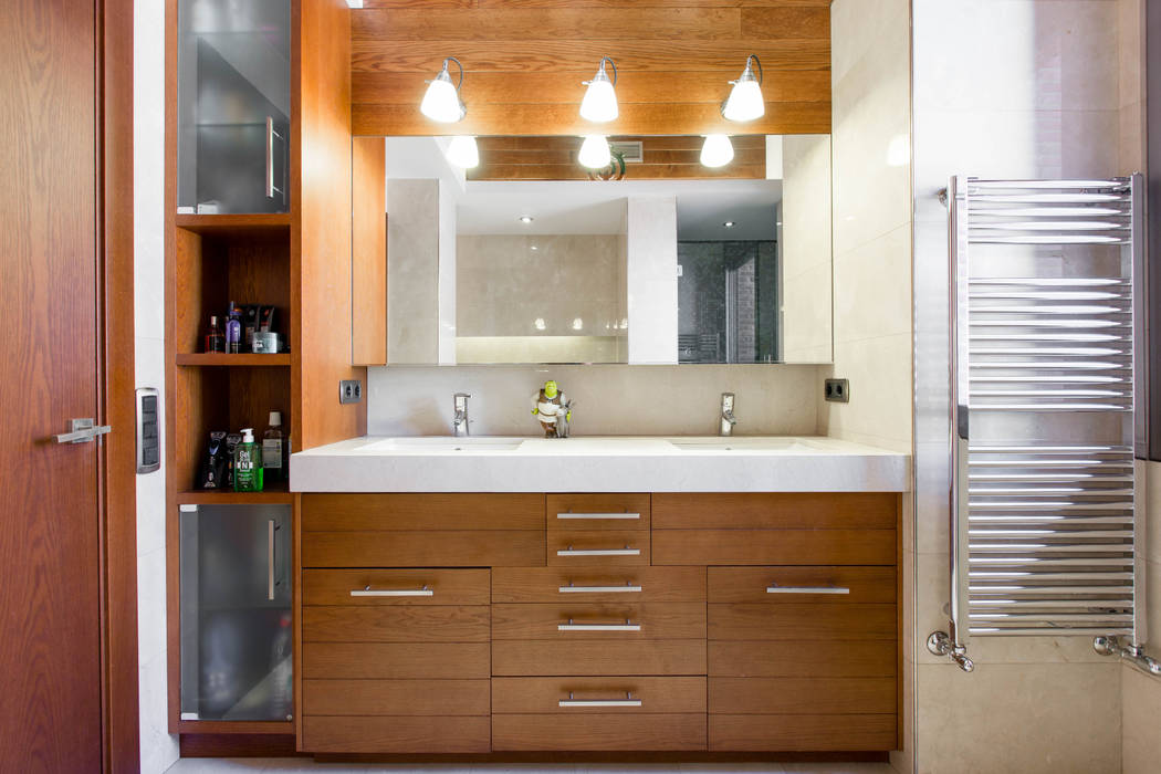 PROYECTO INTEGRAL DE CONSTRUCCIÓN DE VIVIENDA UNIFAMILIAR EN LLEIDA, Decara Decara Modern style bathrooms Wood Wood effect