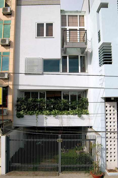 Nhà phố 5 tầng với không gian mang âm hưởng hiện đại. Công ty TNHH TK XD Song Phát Nhà gia đình Đồng / Đồng / Đồng thau