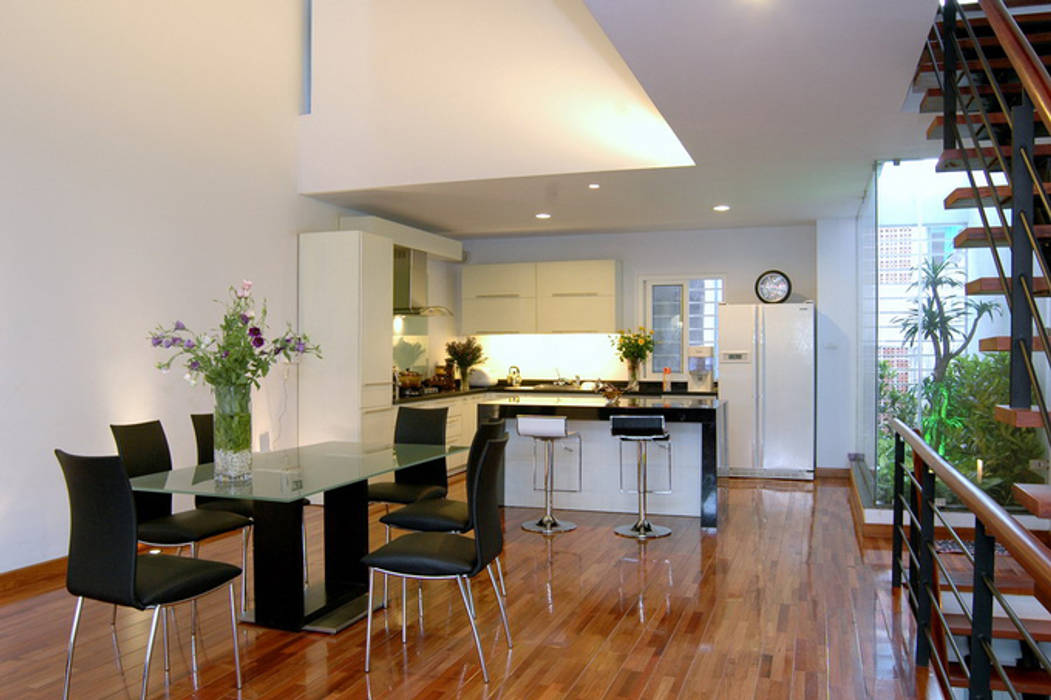 Gam màu trắng – đen tối giản trong bài trí nội thất cho phòng bếp. Công ty TNHH TK XD Song Phát Phòng ăn phong cách châu Á Đồng / Đồng / Đồng thau
