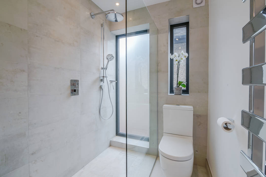 Case Study: Isleworth, TW7, BathroomsByDesign Retail Ltd BathroomsByDesign Retail Ltd 現代浴室設計點子、靈感&圖片