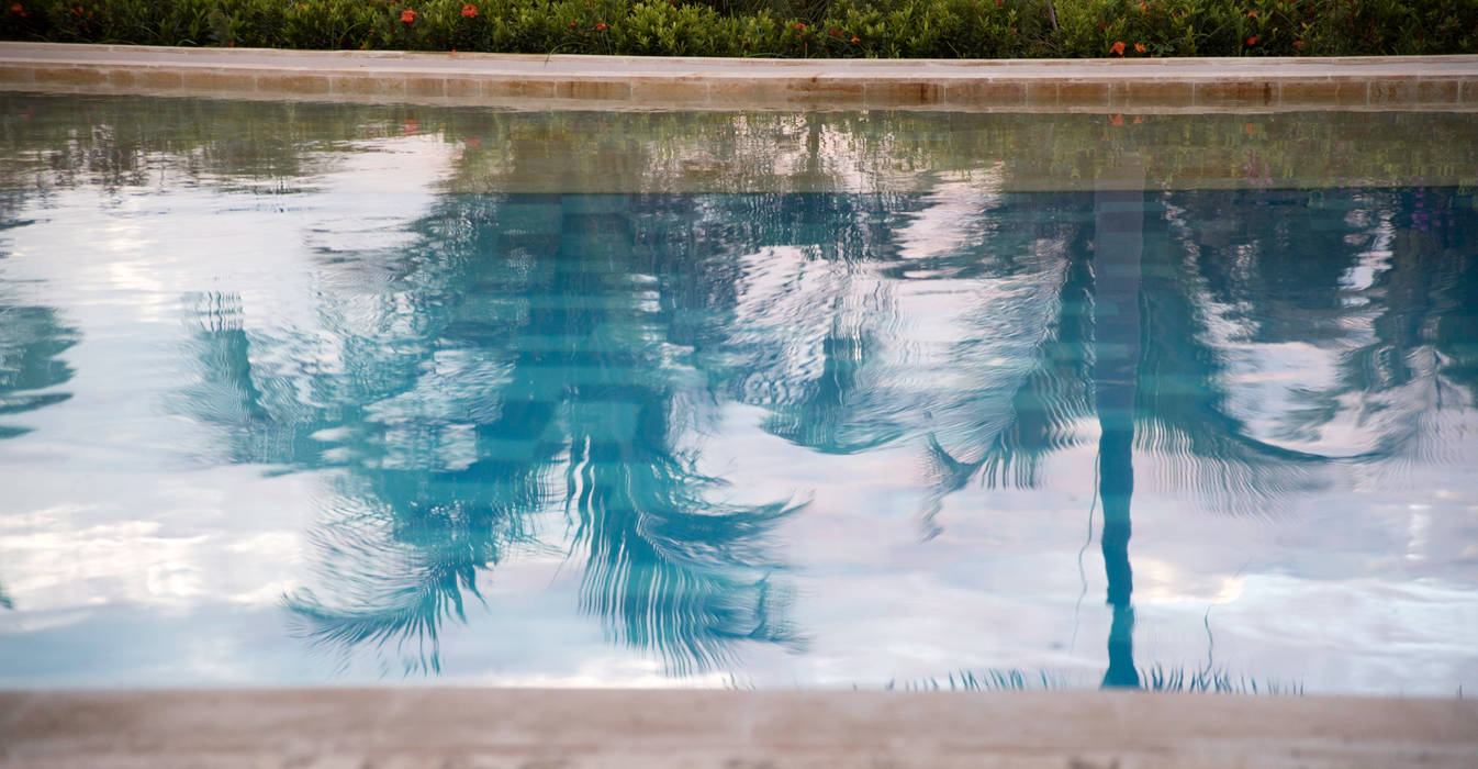 HACIENDA SANTA CRUZ DE PAPARE, Maria Teresa Espinosa Maria Teresa Espinosa Piscina in stile coloniale