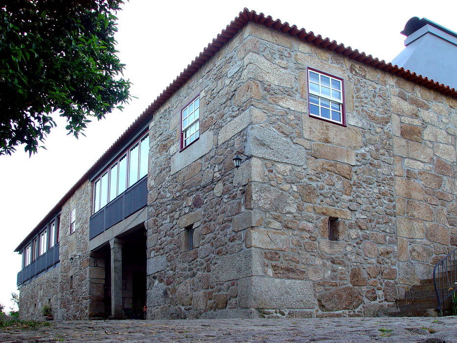 Vista do edifício inicial com intervenção em ferro e madeira José Melo Ferreira, Arquitecto Casas de campo Granito casa de lavoura, restauro, reabilitação, reutilização, pico de regalados, quintão