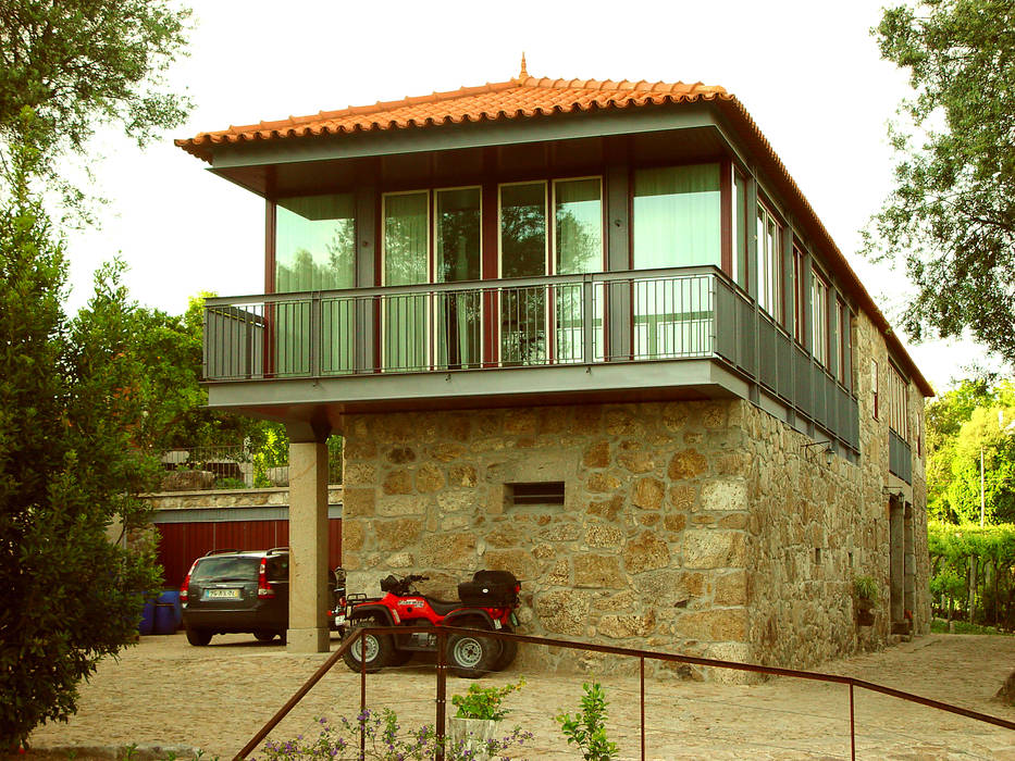 Rehabilitation and expansion of a farm house, José Melo Ferreira, Arquitecto José Melo Ferreira, Arquitecto Nhà đồng quê Sắt / thép