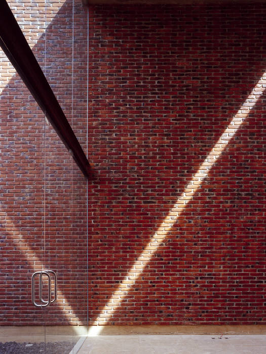 Patio interior homify paredes y pisos de estilo moderno ladrillos rojo