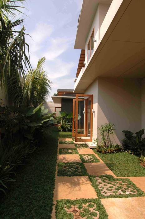 Residential_Landed_Semi-Detached House, daksaja architects and planners daksaja architects and planners Jardines de estilo tropical