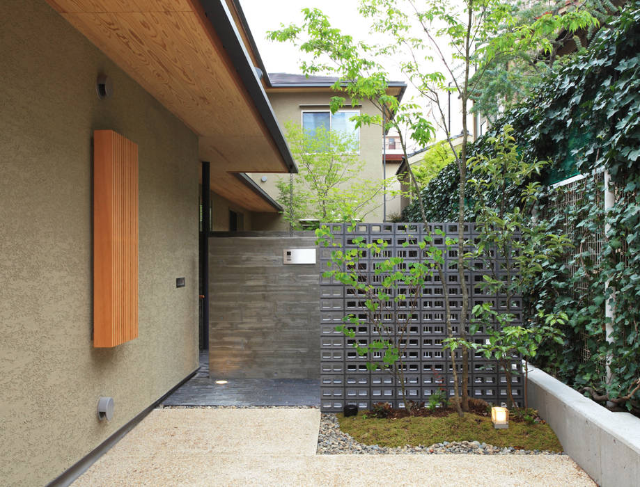 中京の家 藤井匠建築事務所 アプローチ 植物,財産,建物,路面,シェード,建築,土地区画,草,木,不動産