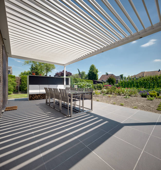 Lodge Lane IQ Outdoor Living Jardines de estilo moderno