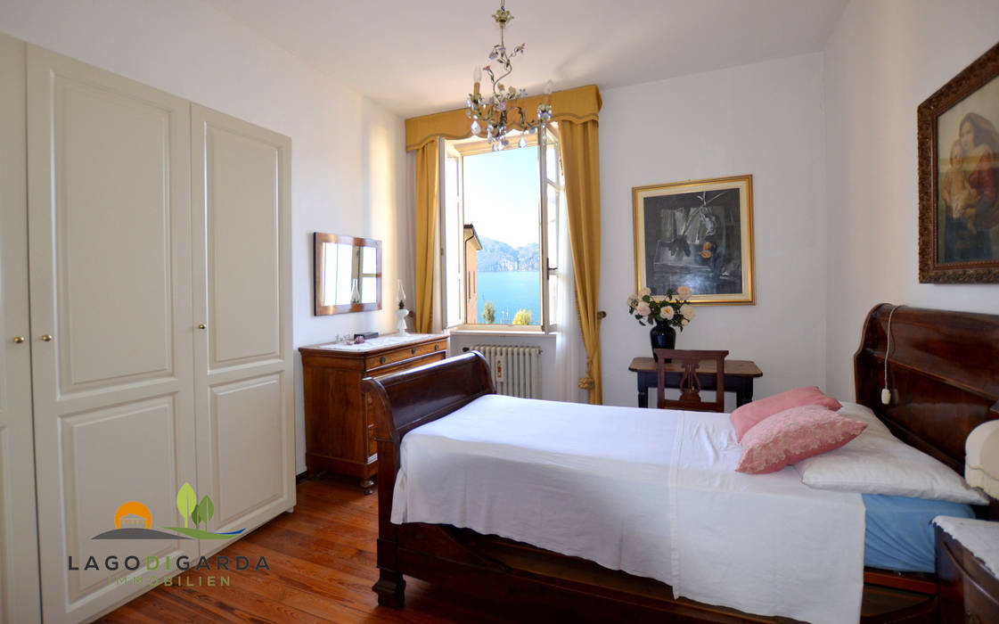 Historische Stadtvilla direkt am Gardasee, Lago di Garda Immobilien Lago di Garda Immobilien Mediterrane Schlafzimmer