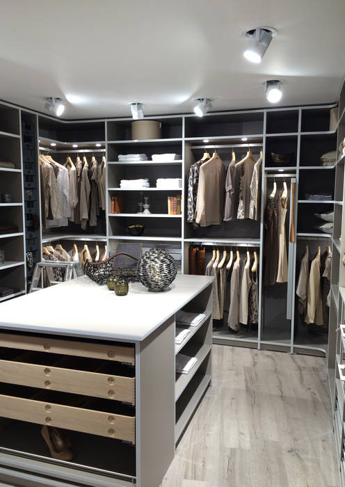 Ankleidezimmer, CABINET Schranksysteme AG CABINET Schranksysteme AG Classic style dressing room Wardrobes & drawers