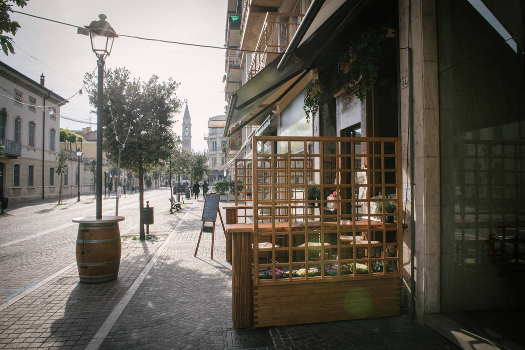 Veduta in prospettiva Fab Arredamenti su Misura Spazi commerciali Legno Effetto legno bar,enoteca,birreria,Negozi & Locali Commerciali