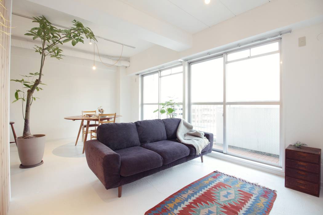 Apartment in Gakuenkita, Mimasis Design／ミメイシス デザイン Mimasis Design／ミメイシス デザイン Modern living room Concrete