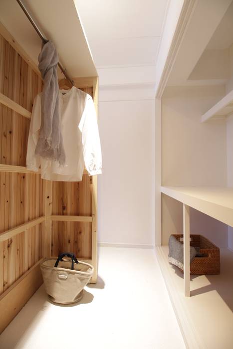 Apartment in Gakuenkita, Mimasis Design／ミメイシス デザイン Mimasis Design／ミメイシス デザイン Closets de estilo moderno Madera Acabado en madera