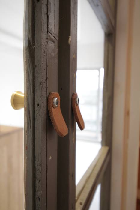 Apartment in Gakuenkita, Mimasis Design／ミメイシス デザイン Mimasis Design／ミメイシス デザイン Rustic style windows & doors Wood Wood effect Windows