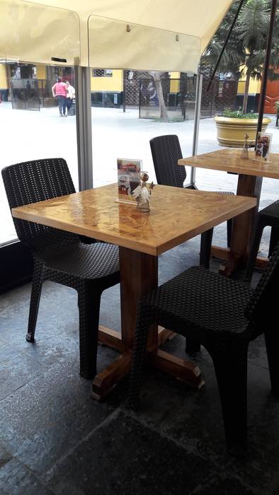 mesa de osb LAR-Diseño y construcción Espacios comerciales Madera Acabado en madera mesa de madera,Tiendas y espacios comerciales