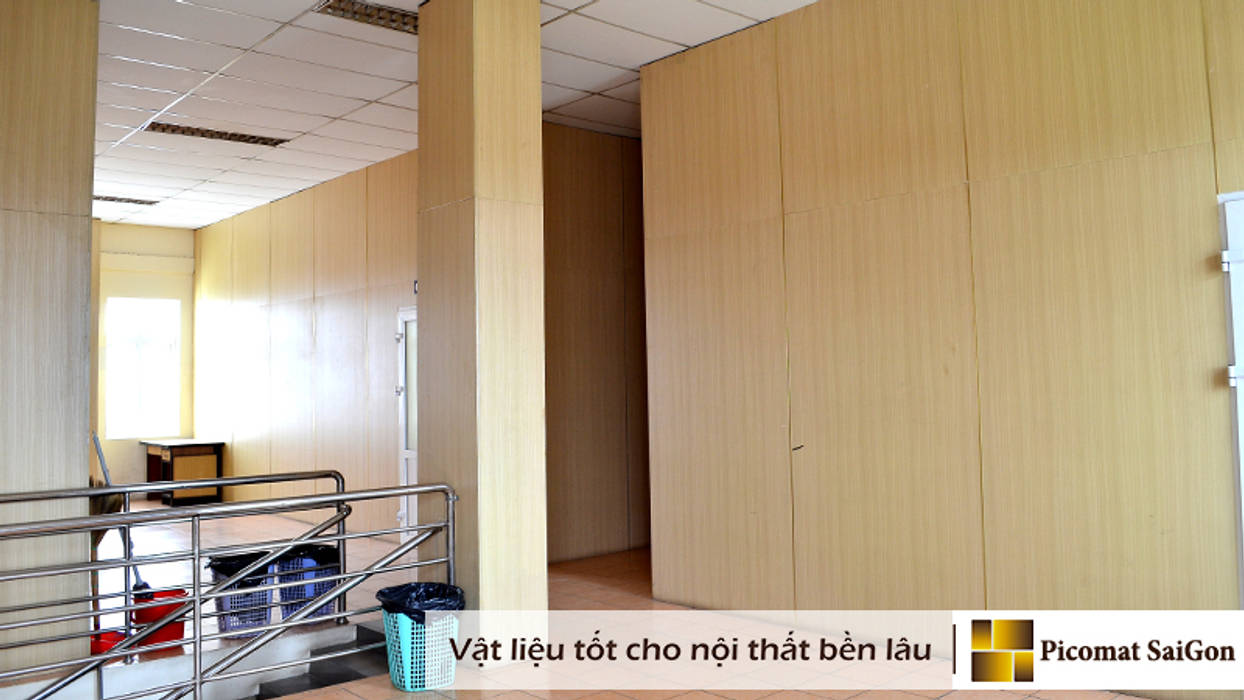 Ốp cột , ốp cầu thang trùng màu với vách ngăn nhựa dán vân gỗ Picomat Sài Gòn ốp cột nhựa