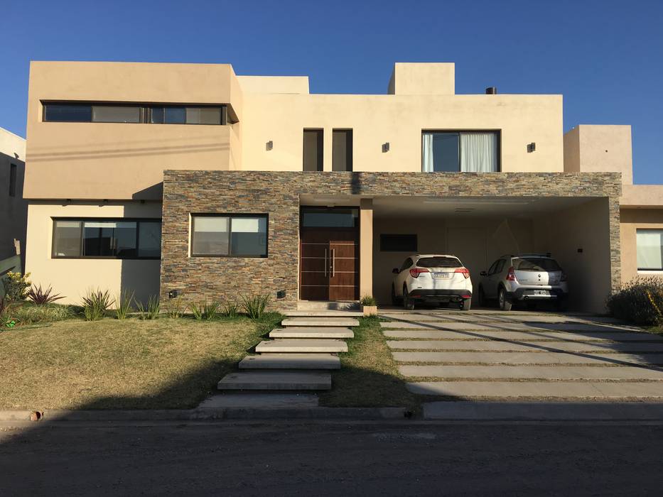 VIVIENDA EG BVS+GN ARQUITECTURA Casas unifamiliares acceso,ingreso,revestimiento,piedra,cochera